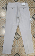 Carica l&#39;immagine nel visualizzatore di Gallery, Pantalone chinos
