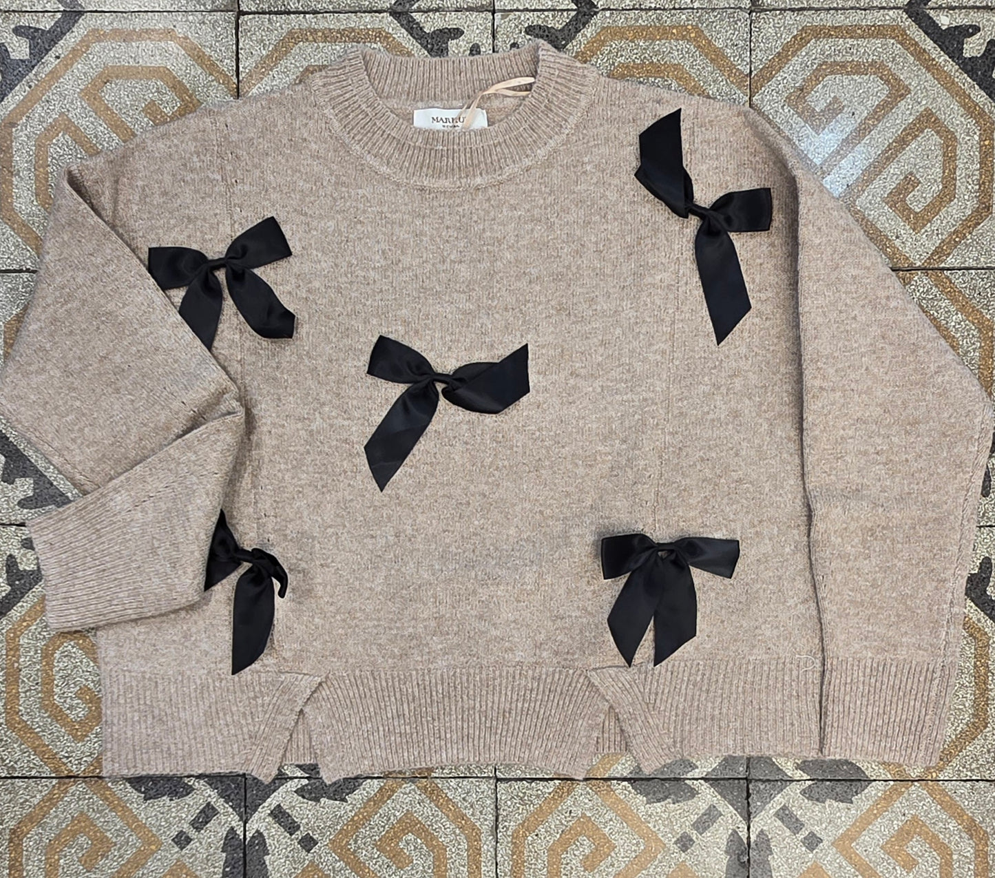 Maglia Applicazione Fiocchi Raso Davanti Corta Larga Camel