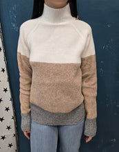 Carica l&#39;immagine nel visualizzatore di Gallery, Maglia Dolcevita Righe Grandi Panna Grigio Cammello
