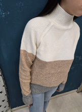 Carica l&#39;immagine nel visualizzatore di Gallery, Maglia Dolcevita Righe Grandi Panna Grigio Cammello
