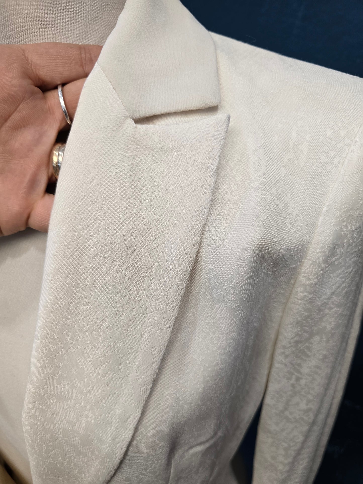 Blazer Raso Operato Tono Tono Avorio Appoggiato Taglia 42