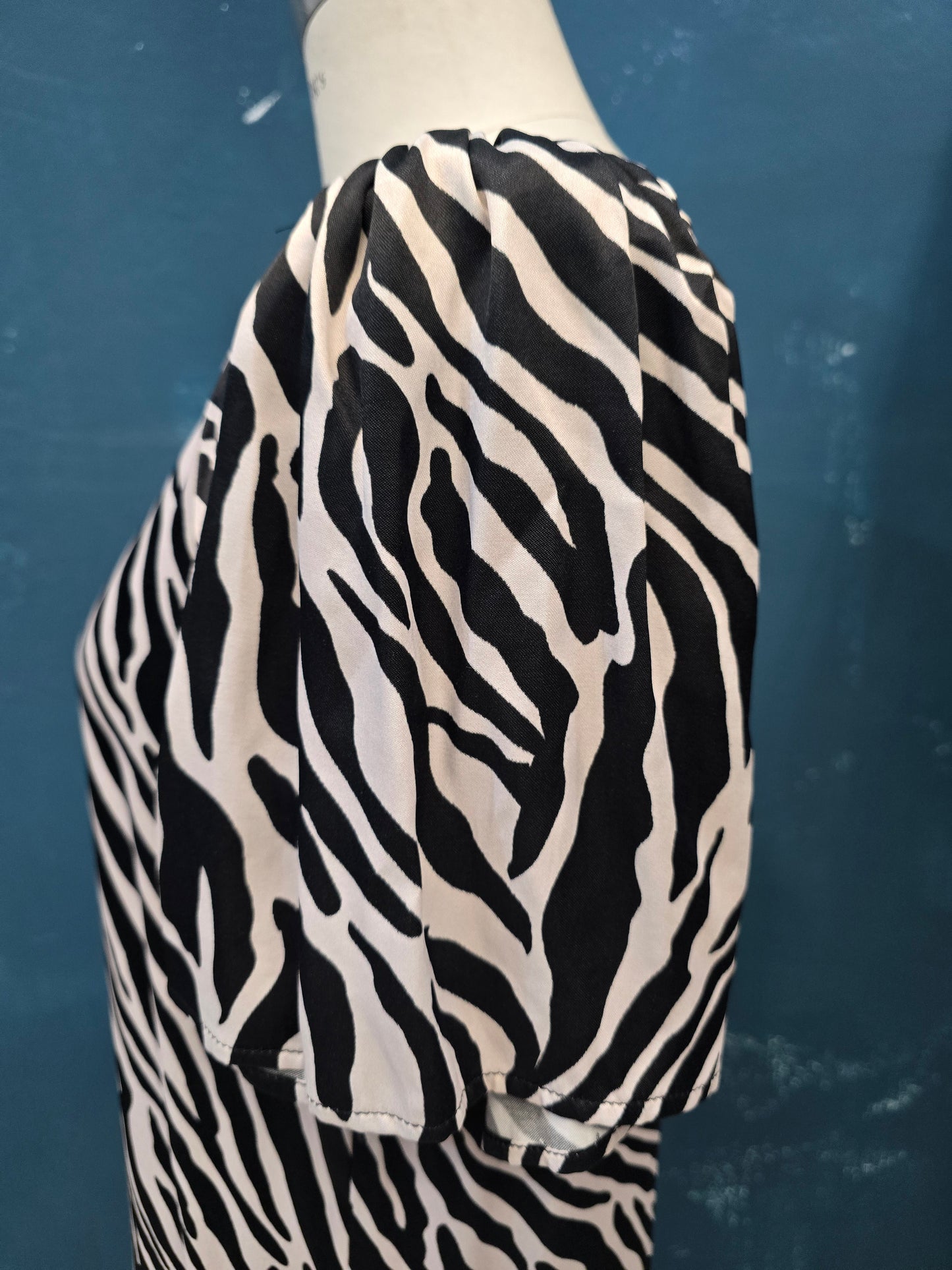 Abito Raso Fantasia Zebrata Mezze Maniche Taglio Dritto Gala Taglia 42