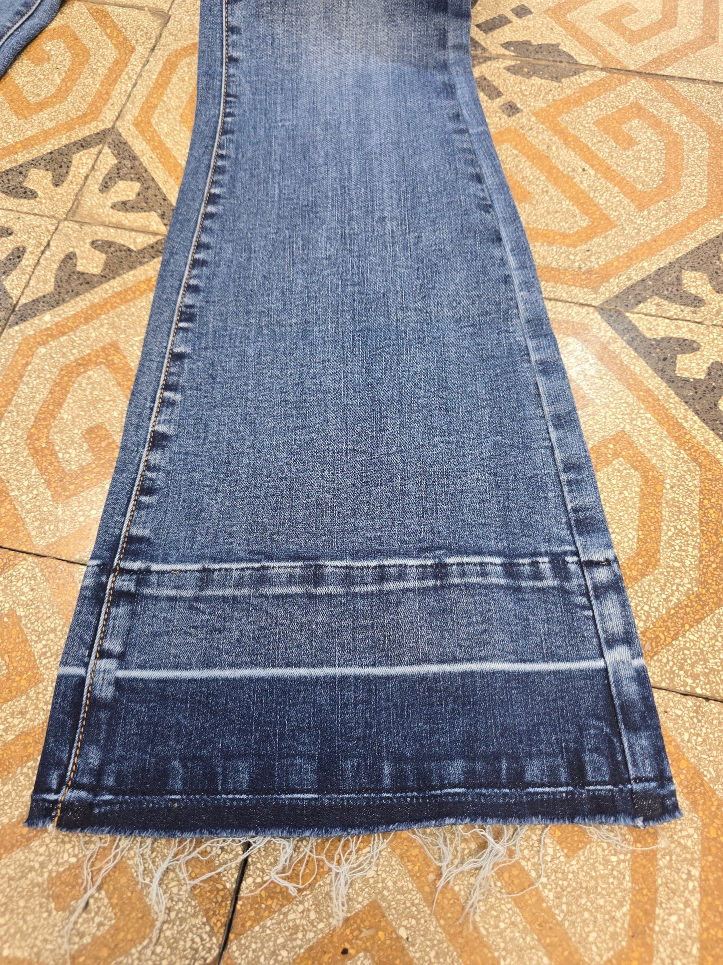 Jeans Elasticizzato Zampa Orlo Sfrangiato Blu Medio