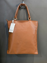 Carica l&#39;immagine nel visualizzatore di Gallery, Borsa Pelle Martellata Frange Scamosciata
