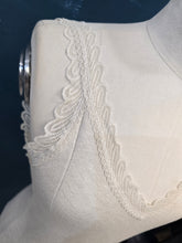 Carica l&#39;immagine nel visualizzatore di Gallery, Canotta Viscosa 50% Costine Pizzo Scollo V
