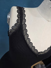 Carica l&#39;immagine nel visualizzatore di Gallery, Canotta Viscosa 50% Costine Pizzo Scollo V
