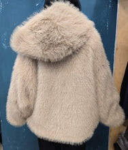 Carica l&#39;immagine nel visualizzatore di Gallery, Pelliccia Ecologica Media Cappuccio Gancio Taglia Unica
