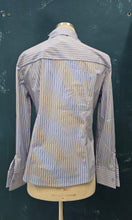 Carica l&#39;immagine nel visualizzatore di Gallery, Camicia Cotone Rigata Celeste Appoggiata
