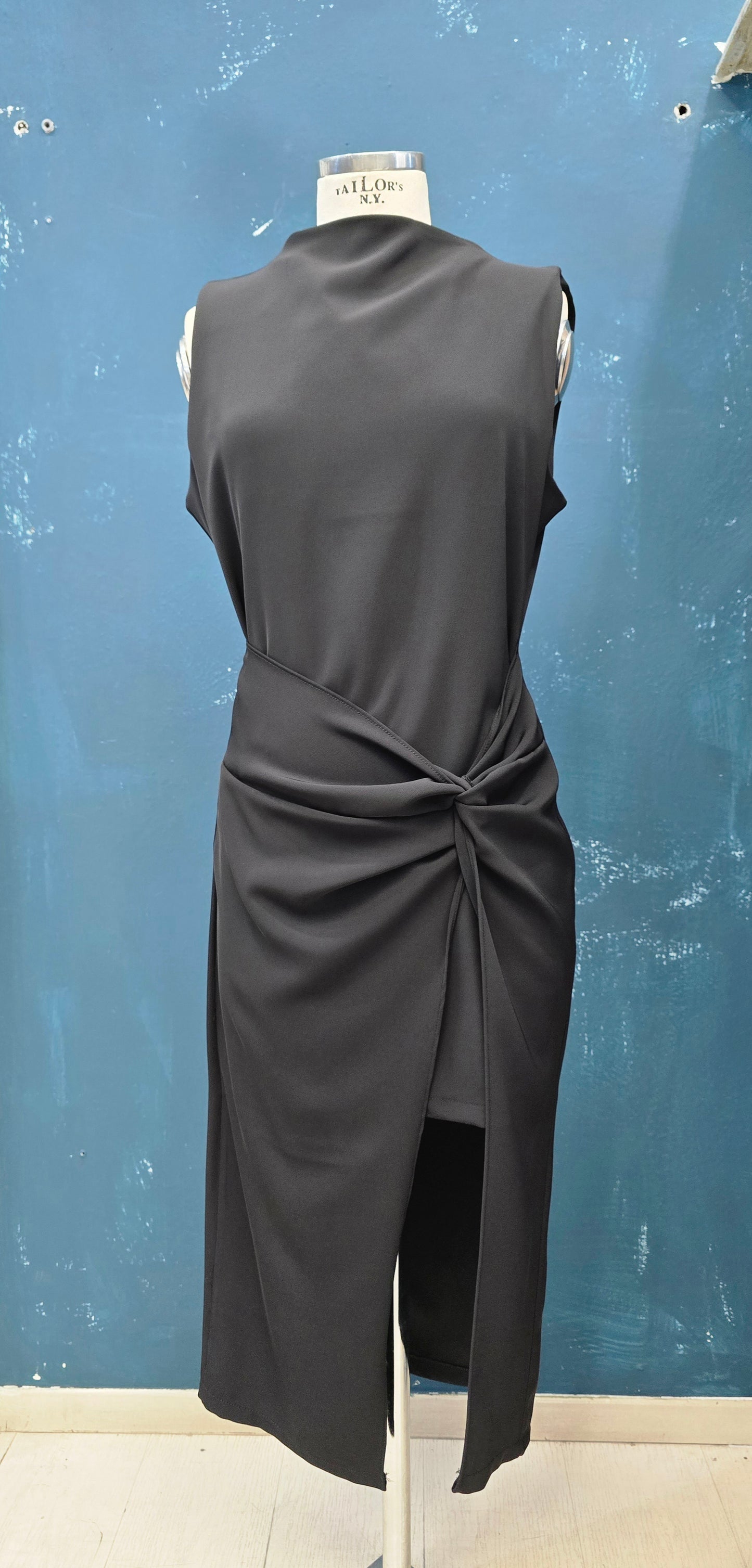 Abito Crepe Smanicato Drappeggio Spacco Laterale Nero