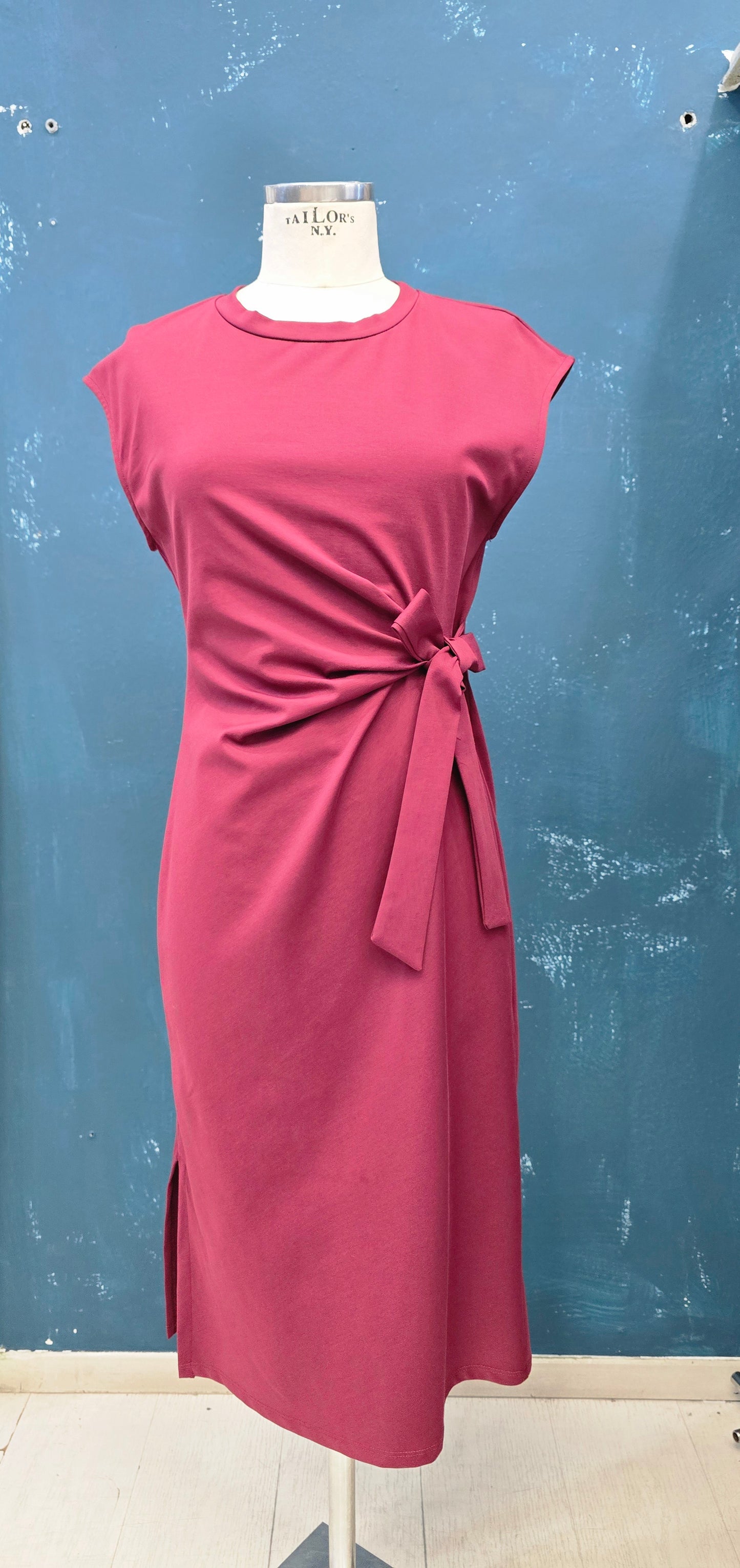 Abito Punto Milano Smanicato Drappeggio Fiocco Lampone