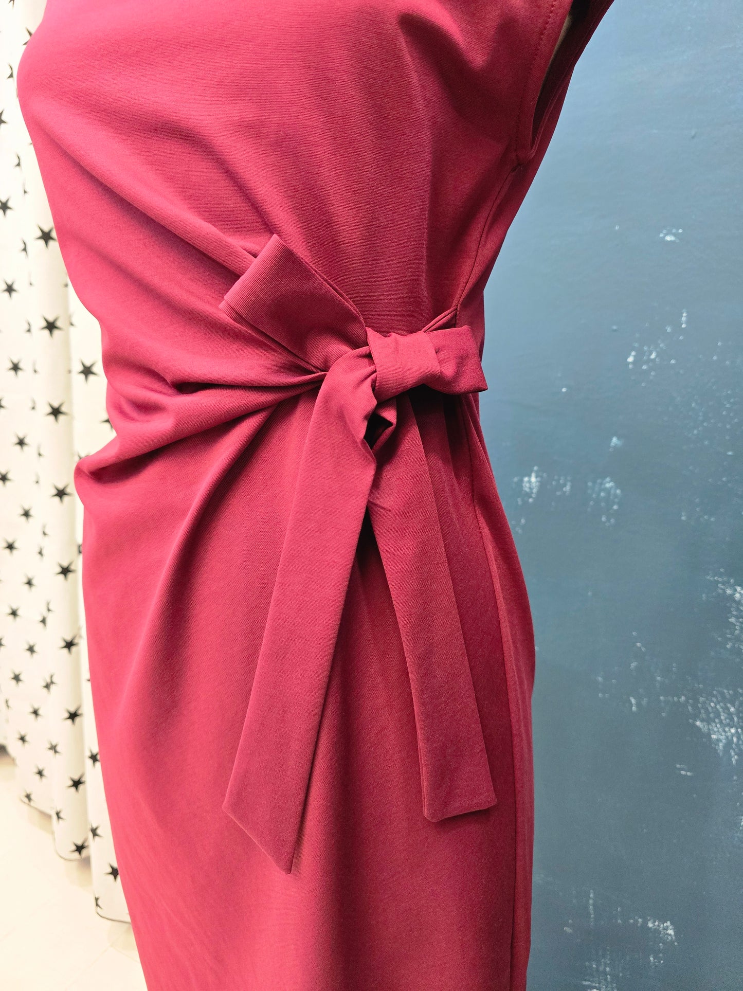 Abito Punto Milano Smanicato Drappeggio Fiocco Lampone