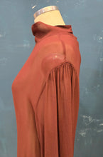 Carica l&#39;immagine nel visualizzatore di Gallery, Blusa Lunga Crepe Viscosa Trasparente Abbottonatura Dietro
