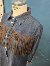 Carica l&#39;immagine nel visualizzatore di Gallery, Camicia Denim Blu Frangia Ecopelle Moro
