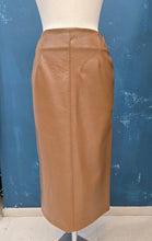 Carica l&#39;immagine nel visualizzatore di Gallery, Gonna Ecopelle Longuette Spacco Dietro
