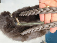 Carica l&#39;immagine nel visualizzatore di Gallery, Borsa Ecopelliccia Media Treccina Catena Dorata Visone
