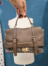 Carica l&#39;immagine nel visualizzatore di Gallery, Borsa Media Panno Spigato Ecopelle Moro
