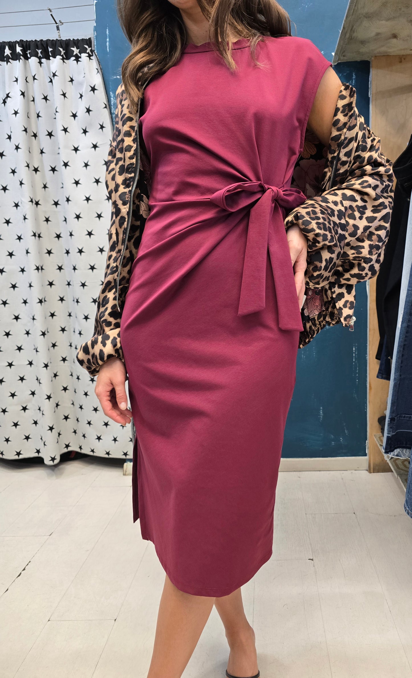 Abito Punto Milano Smanicato Drappeggio Fiocco Lampone