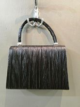 Carica l&#39;immagine nel visualizzatore di Gallery, Borsa Mini Ecopelle Goffrata Nera Catenina Argento
