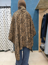 Carica l&#39;immagine nel visualizzatore di Gallery, Cappa Pannetto Zebrato Asimmetrica Bottone
