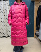 Carica l&#39;immagine nel visualizzatore di Gallery, Piumino Lungo Ecologico Appoggiato Fucsia Taglia 42
