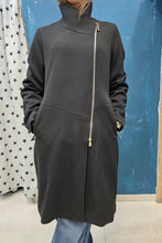 Carica l&#39;immagine nel visualizzatore di Gallery, Cappotto Lungo Pannetto Zip Laterale Nero
