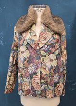 Carica l&#39;immagine nel visualizzatore di Gallery, Cappotto Corto Broccato Floreale Ecopelliccia
