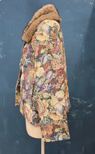 Carica l&#39;immagine nel visualizzatore di Gallery, Cappotto Corto Broccato Floreale Ecopelliccia
