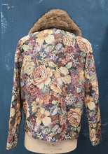Carica l&#39;immagine nel visualizzatore di Gallery, Cappotto Corto Broccato Floreale Ecopelliccia
