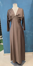 Carica l&#39;immagine nel visualizzatore di Gallery, Abito Lungo Raso Scollo V Maniche 3/4

