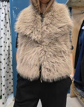 Carica l&#39;immagine nel visualizzatore di Gallery, Gilet Ecopelliccia Ganci Taglia Unica

