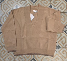 Carica l&#39;immagine nel visualizzatore di Gallery, Maglia 100% Lana Scollo V Camel Taglia S
