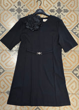 Carica l&#39;immagine nel visualizzatore di Gallery, Abito Punto Milano Spilla Fiore Paricollo
