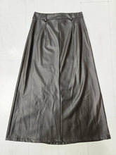 Carica l&#39;immagine nel visualizzatore di Gallery, Gonna Lunga Ecopelle Svasata Marrone
