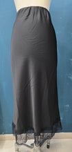 Carica l&#39;immagine nel visualizzatore di Gallery, Gonna Raso Svasata Pizzo Elastico Vita
