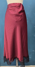 Carica l&#39;immagine nel visualizzatore di Gallery, Gonna Raso Svasata Pizzo Elastico Vita
