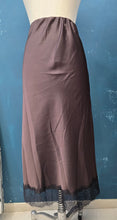 Carica l&#39;immagine nel visualizzatore di Gallery, Gonna Raso Svasata Pizzo Elastico Vita

