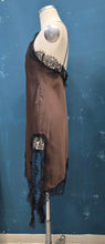 Carica l&#39;immagine nel visualizzatore di Gallery, Abito Sottoveste Raso Inserti Pizzo Asimmetrico
