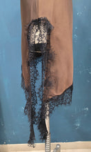 Carica l&#39;immagine nel visualizzatore di Gallery, Abito Sottoveste Raso Inserti Pizzo Asimmetrico
