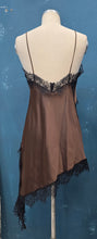 Carica l&#39;immagine nel visualizzatore di Gallery, Abito Sottoveste Raso Inserti Pizzo Asimmetrico
