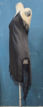 Carica l&#39;immagine nel visualizzatore di Gallery, Abito Sottoveste Raso Inserti Pizzo Asimmetrico
