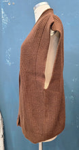 Carica l&#39;immagine nel visualizzatore di Gallery, Gilet Costa Inglese Lungo Abbottonato
