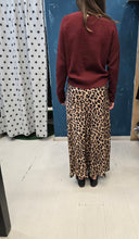 Carica l&#39;immagine nel visualizzatore di Gallery, Gonna Raso Animalier Svasata Elastico
