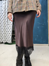 Carica l&#39;immagine nel visualizzatore di Gallery, Gonna Raso Svasata Pizzo Elastico Vita
