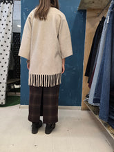 Carica l&#39;immagine nel visualizzatore di Gallery, Cappa Viscosa Pesante Frange
