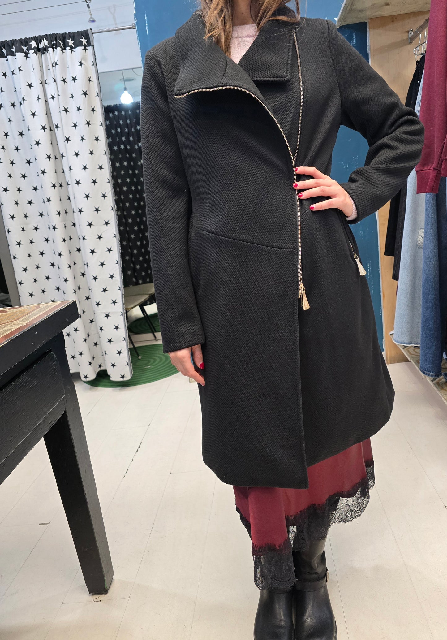 Cappotto Lungo Pannetto Nero Zip Laterale Appoggiato