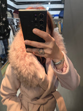 Carica l&#39;immagine nel visualizzatore di Gallery, Cappotto 3/4 Panno Cappuccio Pelliccia Rosa
