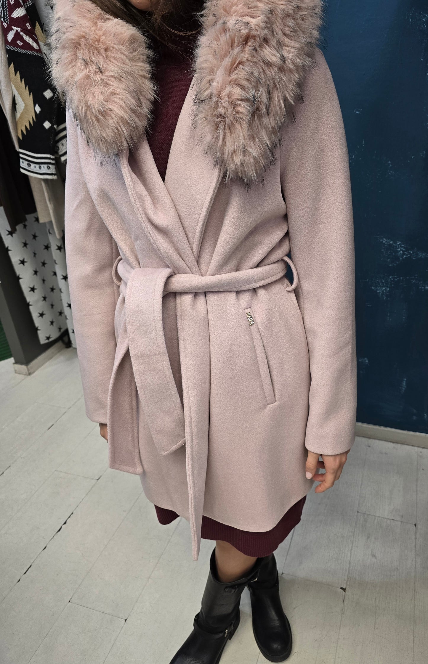 Cappotto 3/4 Allacciato Vita Cappuccio Pelliccia Rosa