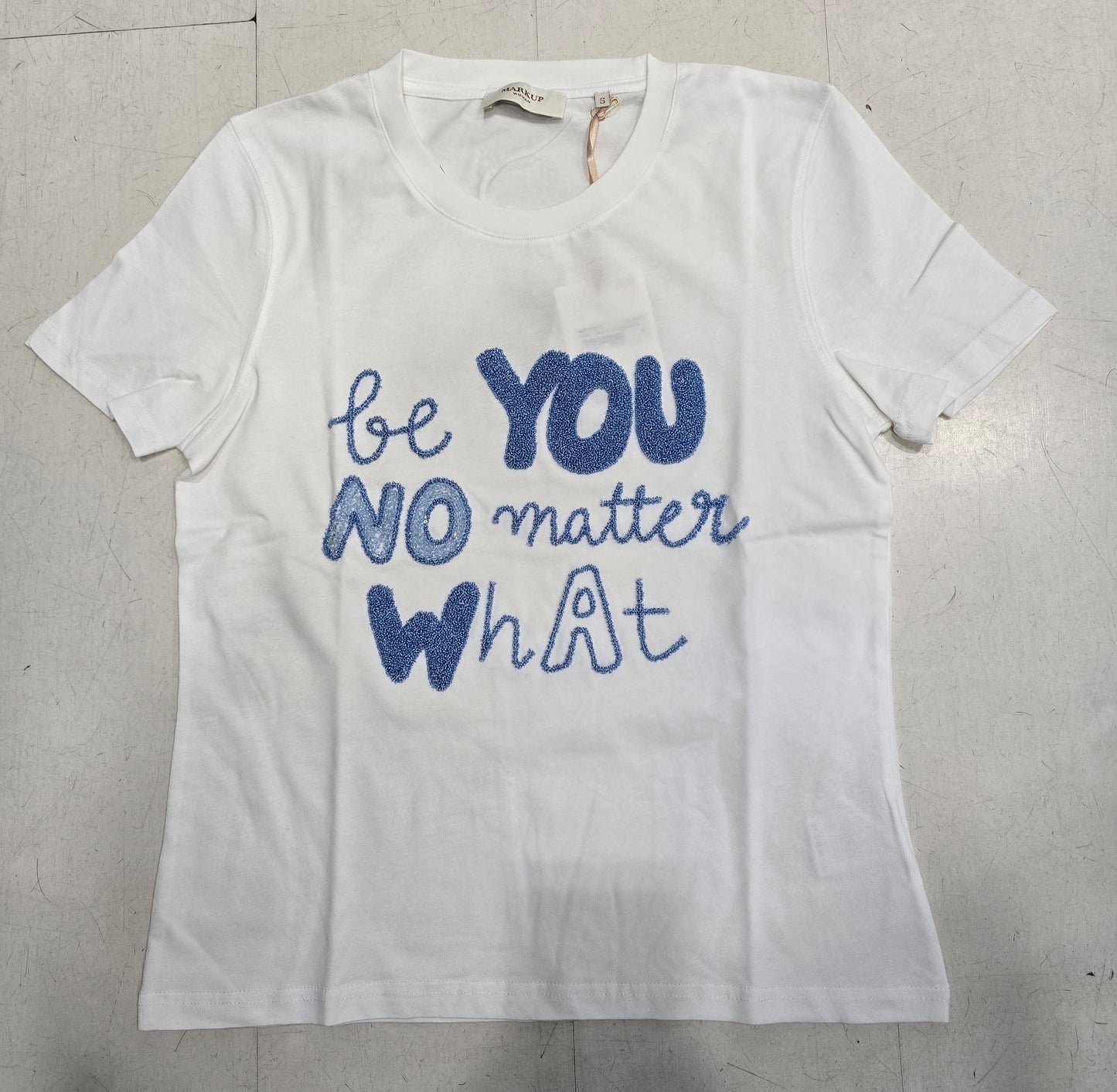 T-Shirt Paricollo Scritta Rilievo