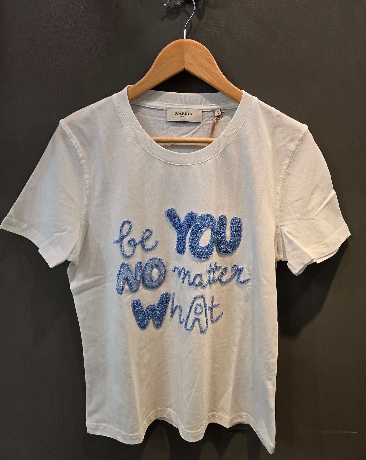 T-Shirt Paricollo Scritta Rilievo