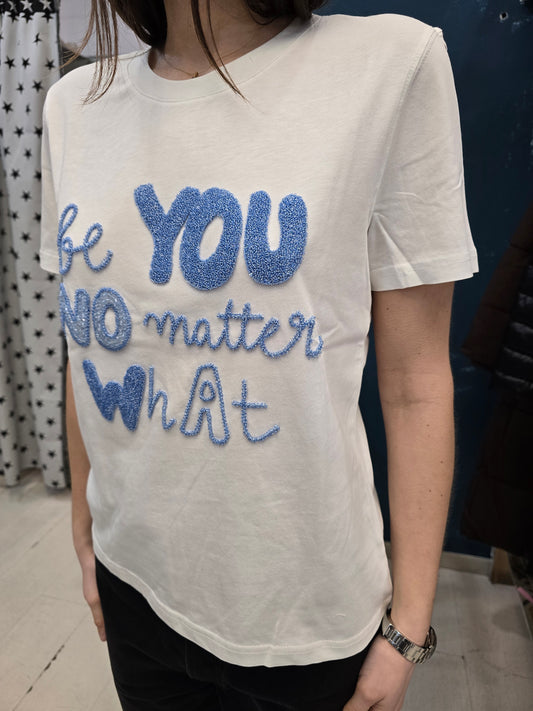 T-Shirt Paricollo Scritta Rilievo